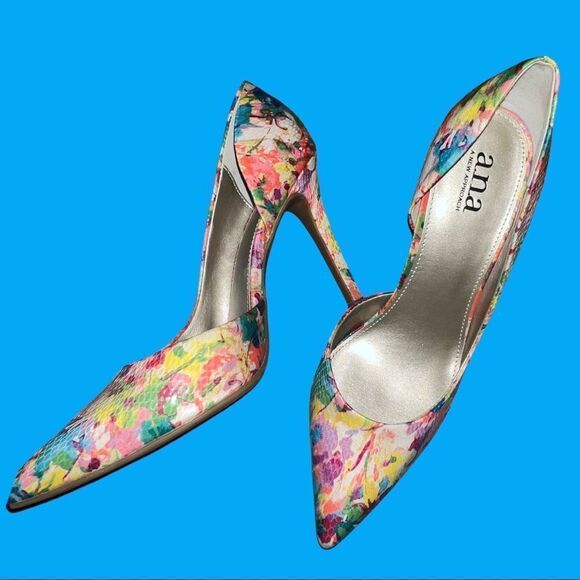 Ana! Next to new! Super nice pleasingly floral design with snake skin look! - Picture 5 of 7